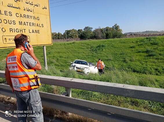 הרכב שהידרדר מחוץ מחוץ לכביש // צילום: דוברות איחוד והצלה